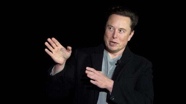 Elon Musk fala durante uma conferência de imprensa nas instalações da Starbase da SpaceX, perto de Boca Chica Village, no sul do Texas, 10 de fevereiro de 2022 - Sputnik Brasil
