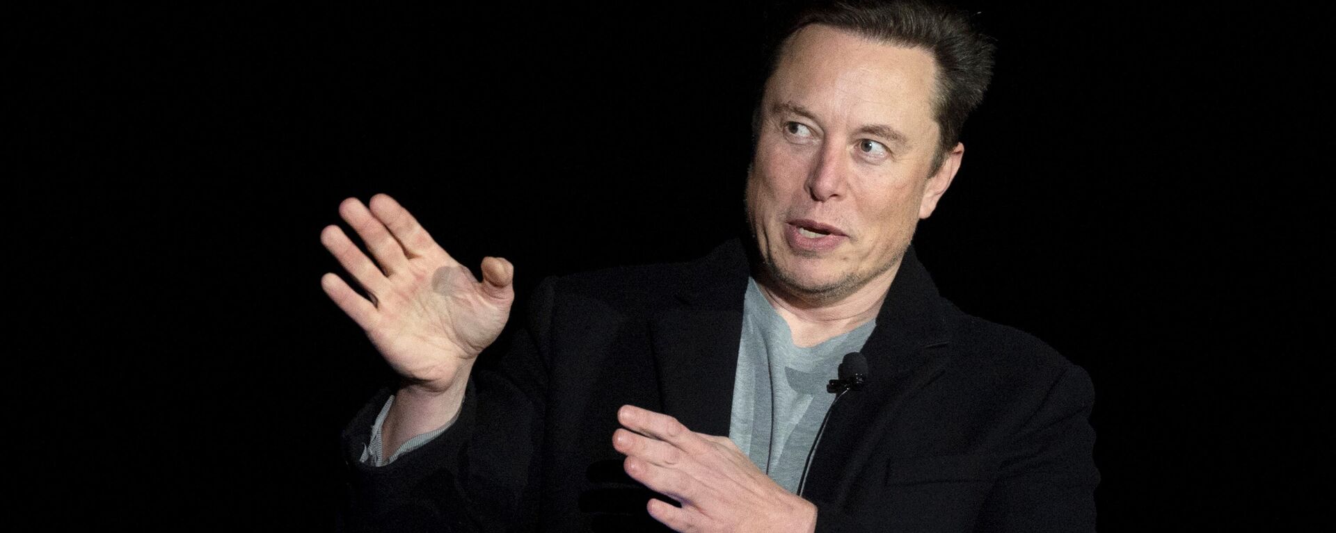 Elon Musk fala durante uma conferência de imprensa nas instalações da Starbase da SpaceX, perto de Boca Chica Village, no sul do Texas, 10 de fevereiro de 2022 - Sputnik Brasil, 1920, 07.11.2022