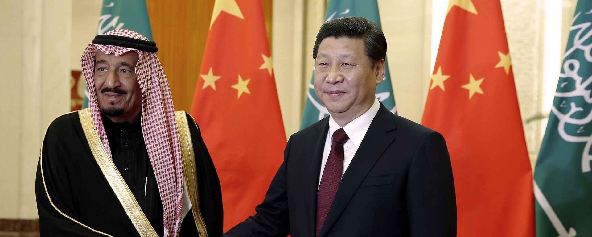 O presidente chinês Xi Jinping (D) aperta a mão do príncipe saudita Salman bin Abdul-Aziz enquanto posam para fotos no Grande Salão do Povo em Pequim, China, 13 de março de 2014 - Sputnik Brasil, 1920, 07.11.2022