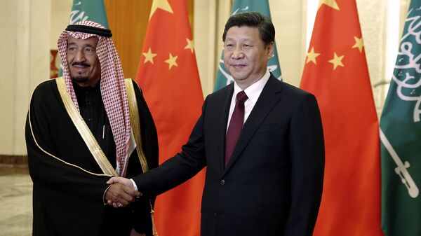 O presidente chinês Xi Jinping (D) aperta a mão do príncipe saudita Salman bin Abdul-Aziz enquanto posam para fotos no Grande Salão do Povo em Pequim, China, 13 de março de 2014 - Sputnik Brasil