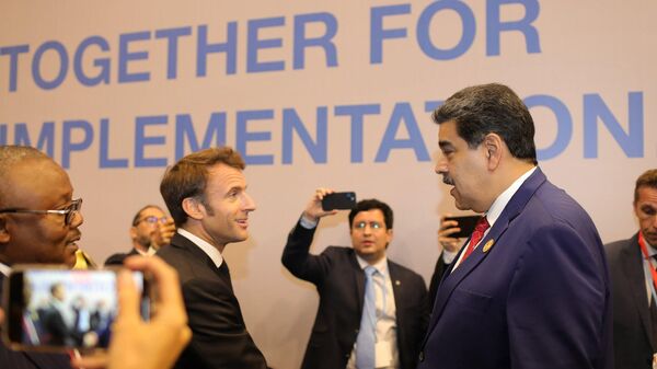 Os presidentes da França e da Venezuela, Emmanuel Macron (E) e Nicolás Maduro, na COP27 no Egito - Sputnik Brasil