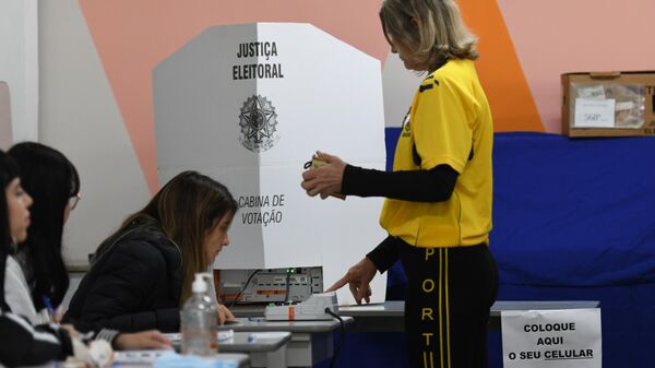 Eleitora usa camisa da seleção brasileira para votar, na cidade de São Paulo, em 2 de novembro de 2022 (foto de arquivo) - Sputnik Brasil