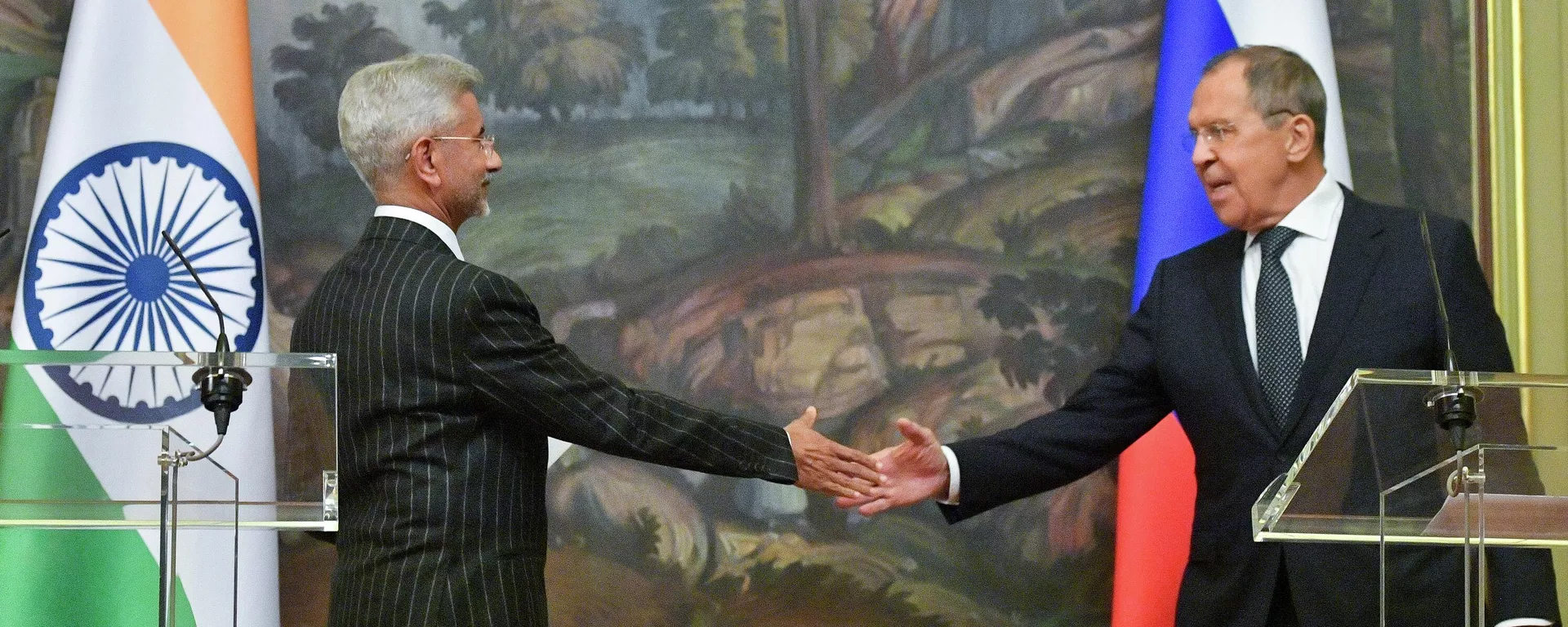Os chanceleres da Índia, Subrahmanyam Jaishankar, e da Rússia, Sergei Lavrov, se cumprimentam após encontro em Moscou, 8 de novembro de 2022 - Sputnik Brasil, 1920, 08.11.2022