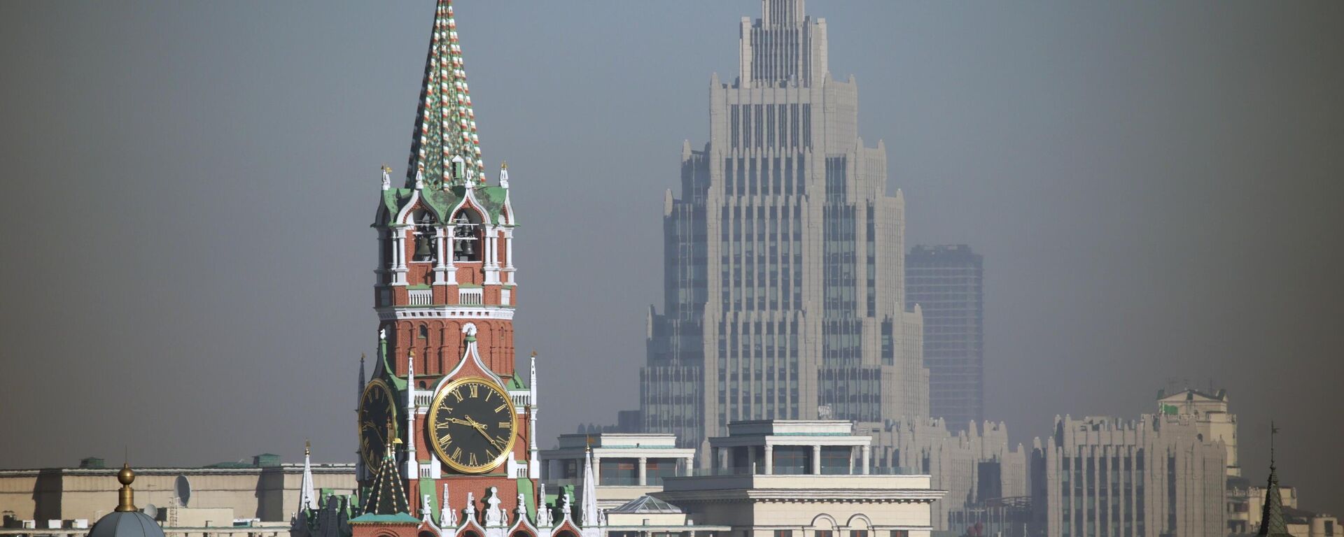 A Torre Spasskaya do Kremlin de Moscou e o prédio do centro de negócios Arms em Moscou - Sputnik Brasil, 1920, 09.11.2022
