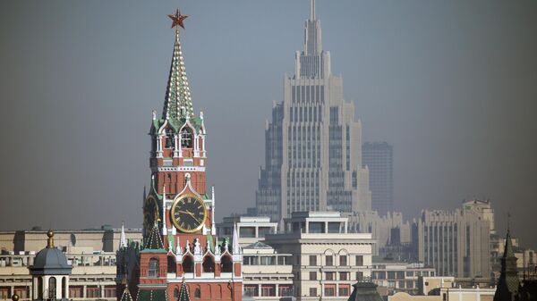 A Torre Spasskaya do Kremlin de Moscou e o prédio do centro de negócios Arms em Moscou - Sputnik Brasil