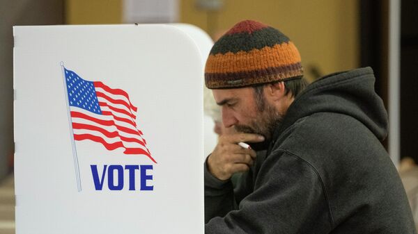 Eleitor preenche cédula na seção de votação de Cold Springs, em Missoula, Montana, em 8 de novembro de 2022 - Sputnik Brasil