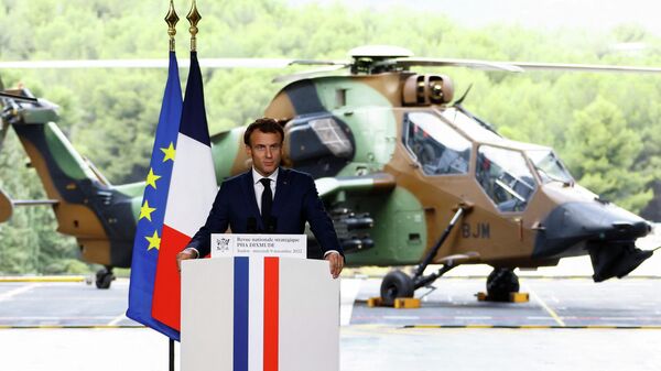 O presidente francês Emmanuel Macron faz seu discurso na base da Marinha Francesa de Toulon, sul da França, 9 de novembro de 2022 - Sputnik Brasil