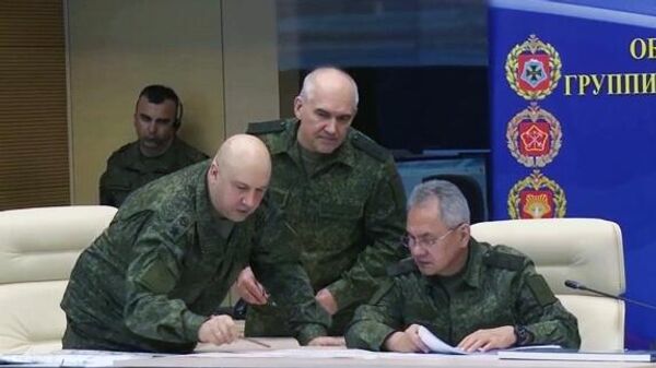 General de exército Sergei Surovikin (à esquerda), comandante das forças russas na zona da operação especial, fala com o ministro da Defesa russo, Sergei Shoigu (à direita), em 8 de novembro de 2022 - Sputnik Brasil