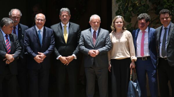 O presidente eleito, Lula, acompanhado de Gleisi Hoffmann, se encontra com o presidente da Câmara dos Deputados, Arthur Lira, para reunião particular em Brasília (DF), 9 de novembro de 2022 - Sputnik Brasil