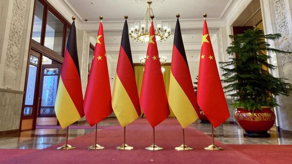 Bandeiras nacionais alemãs e chinesas são vistas do lado de fora do Grande Salão do Povo durante a visita do chanceler alemão Olaf Scholz a Pequim em 4 de novembro de 2022 - Sputnik Brasil