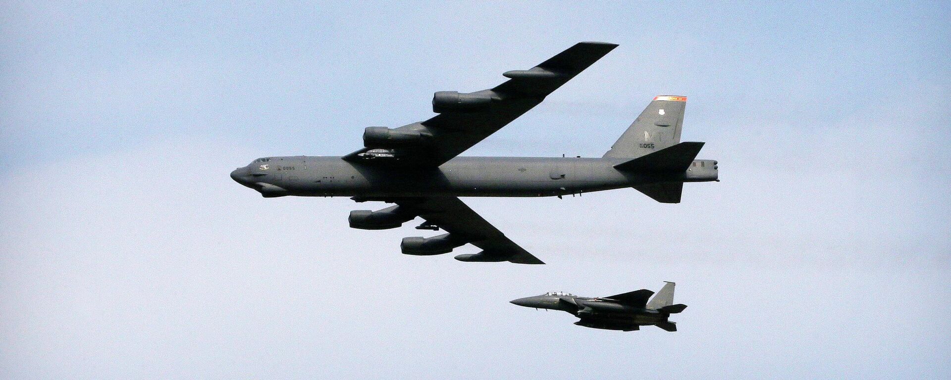 Bombardeiro B-52 dos EUA voando sobre Base Aérea Osan em Pyeongtaek, Coreia do Sul, 10 de janeiro de 2016 - Sputnik Brasil, 1920, 13.07.2023