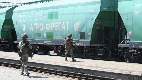 Militares guardam em uma plataforma da estação ferroviária de Melitopol durante a operação militar da Rússia na Ucrânia, em Melitopol, região de Zaporozhie, 6 de junho de 2022 - Sputnik Brasil