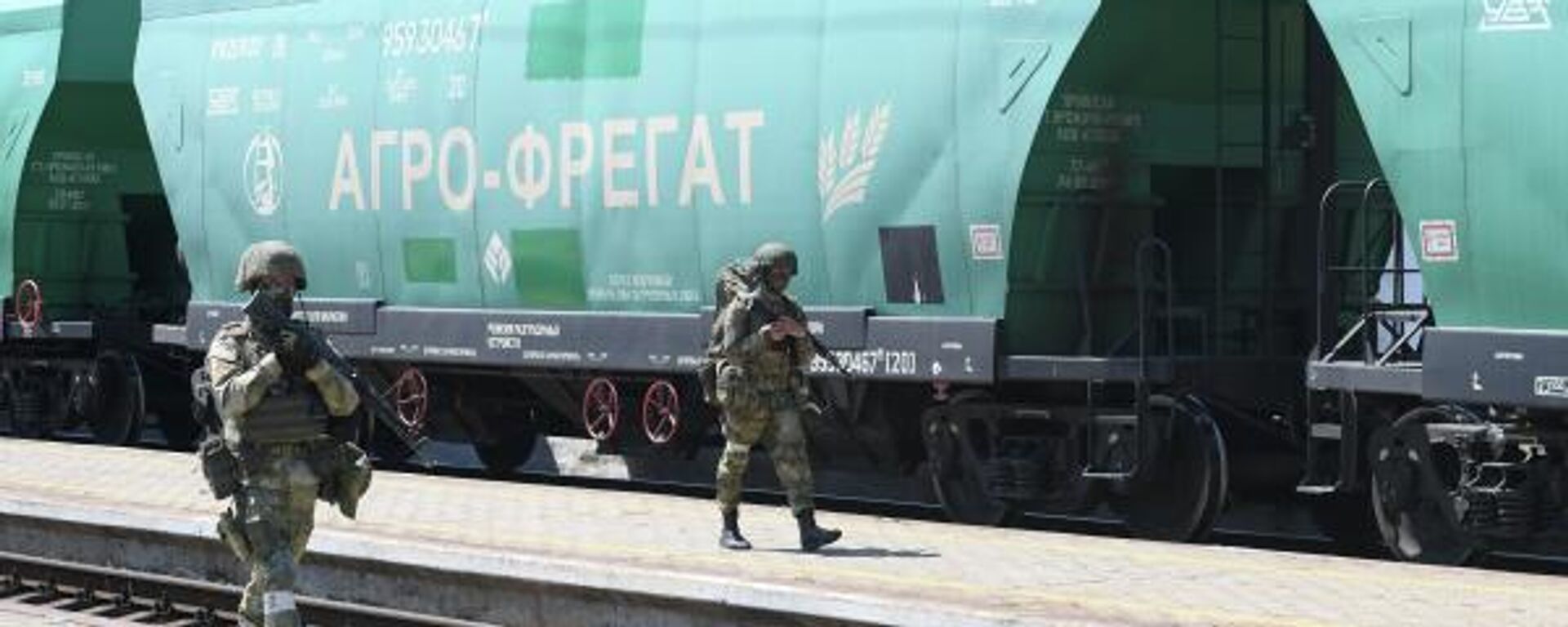 Militares guardam em uma plataforma da estação ferroviária de Melitopol durante a operação militar da Rússia na Ucrânia, em Melitopol, região de Zaporozhie, 6 de junho de 2022 - Sputnik Brasil, 1920, 10.11.2022