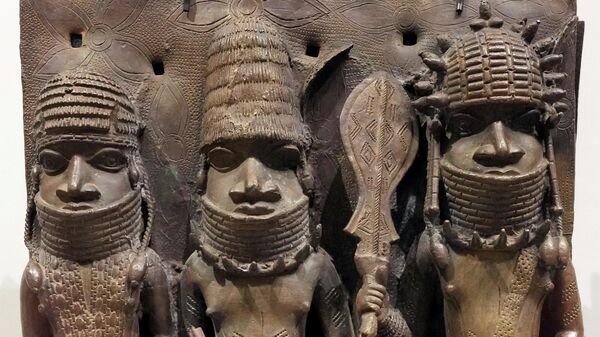 Bronzes do Benin, que foram roubados na África durante os tempos coloniais, são exibidos em Berlim, Alemanha, 15 de setembro de 2022 - Sputnik Brasil