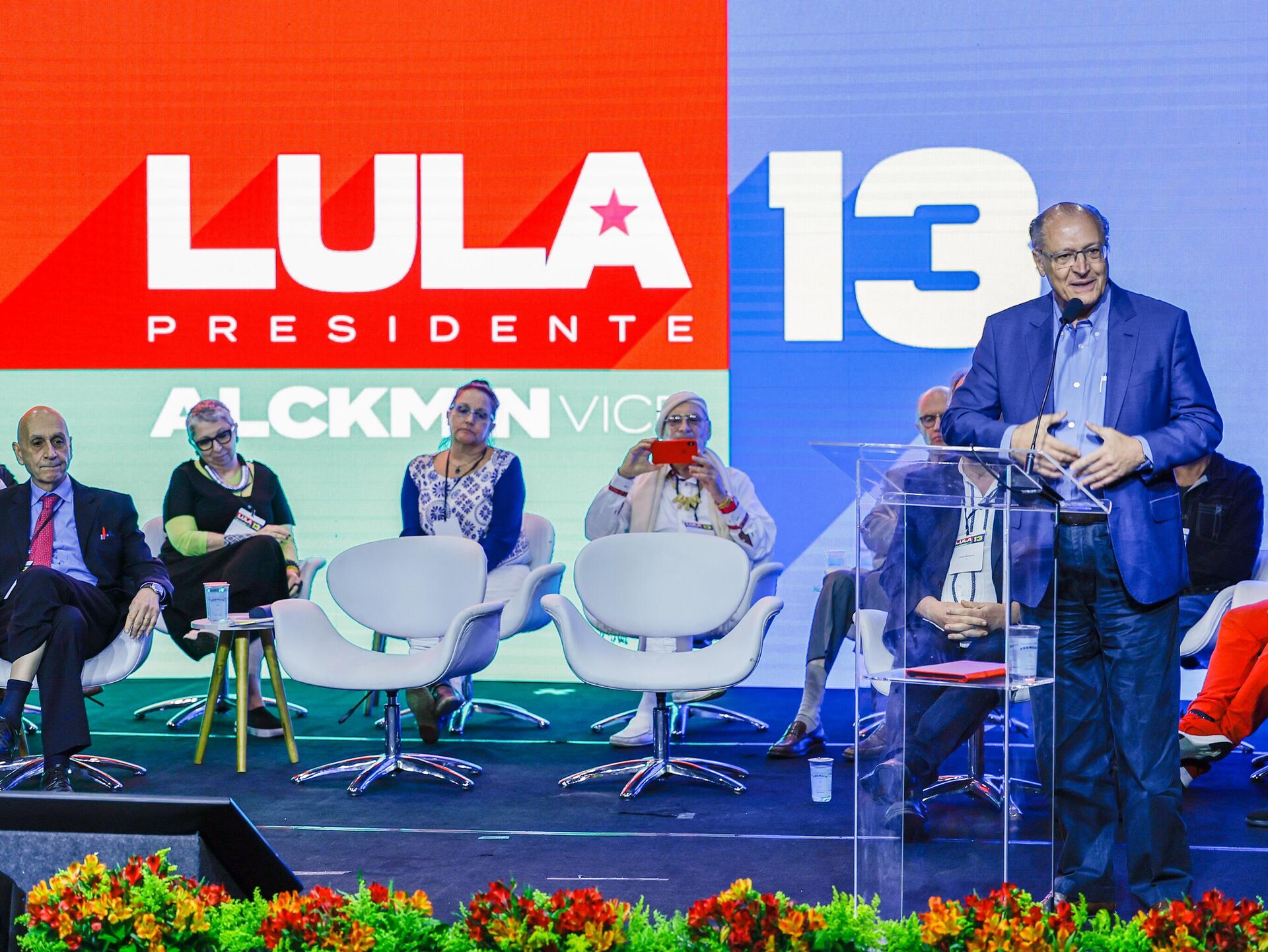 Luiz Inácio Lula da Silva (PT) e Geraldo Alckmin (PSB, no púlpito) se encontram com micro e pequenos empresários em São Paulo, em 17 de agosto de 2022 - Sputnik Brasil, 1920, 16.11.2022