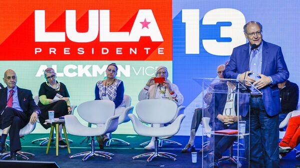 Luiz Inácio Lula da Silva (PT) e Geraldo Alckmin (PSB, no púlpito) se encontram com micro e pequenos empresários em São Paulo, em 17 de agosto de 2022 - Sputnik Brasil
