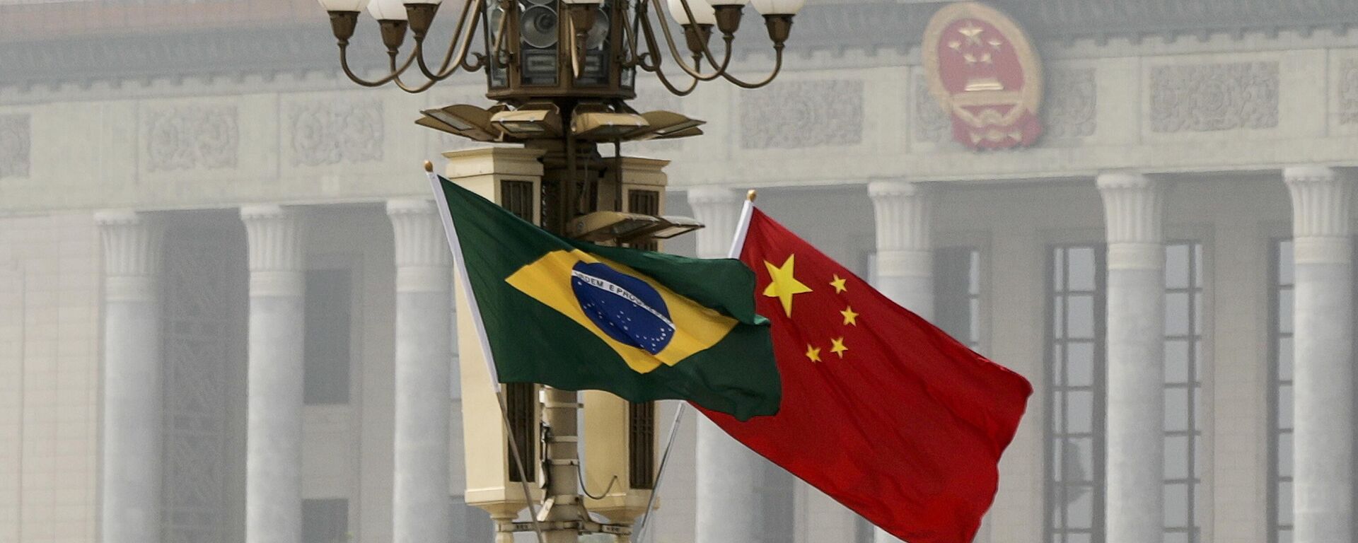 Bandeiras nacionais do Brasil e da China tremulam em frente ao Grande Salão do Povo para a visita do presidente do Brasil Michel Temer em Pequim (foto de arquivo) - Sputnik Brasil, 1920, 11.11.2022