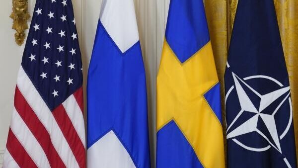Bandeiras dos EUA, Finlândia, Suécia e da OTAN são retratadas antes da cerimônia de assinatura dos documentos endossando a adesão da Finlândia e da Suécia à OTAN, na Casa Branca, em Washington, Estados Unidos, 8 de novembro de 2022 - Sputnik Brasil