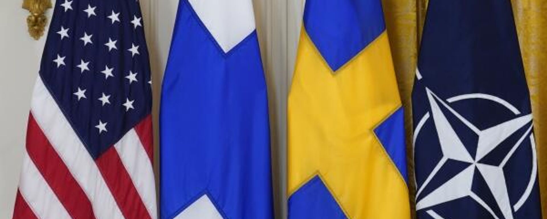 Bandeiras dos EUA, Finlândia, Suécia e da OTAN são retratadas antes da cerimônia de assinatura dos documentos endossando a adesão da Finlândia e da Suécia à OTAN, na Casa Branca, em Washington, Estados Unidos, 8 de novembro de 2022 - Sputnik Brasil, 1920, 11.11.2022