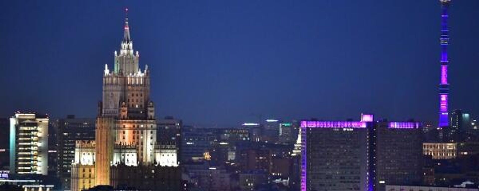 O prédio principal do Ministério das Relações Exteriores da Rússia é fotografado depois que as luzes foram apagadas durante a campanha ambiental da Hora do Planeta em Moscou, Rússia (foto de arquivo) - Sputnik Brasil, 1920, 11.11.2022