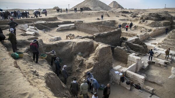 Trabalhadores escavam local da descoberta de um novo tesouro na necrópole egípcia de Sacara, ao sul do Cairo, Egito, 17 de janeiro de 2021 - Sputnik Brasil
