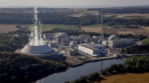 O vapor de água sobe da torre de resfriamento da usina nuclear de Neckarwestheim em Neckarwestheim, Alemanha,  22 de janeiro de 2022 - Sputnik Brasil