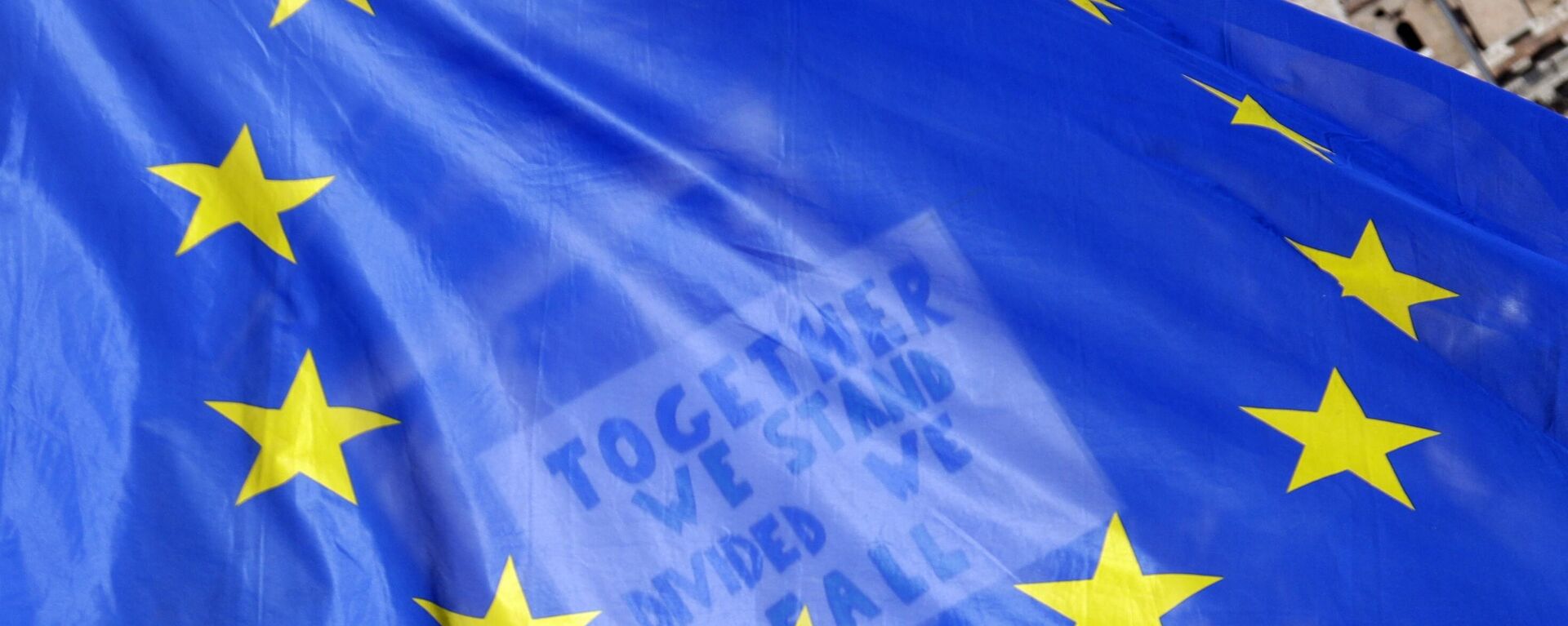 Cartaz de apoio à União Europeia atrás da bandeira do bloco em Roma, na Itália, em 25 de março de 2017 - Sputnik Brasil, 1920, 11.05.2023