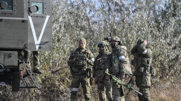 Militares russos durante a evacuação de idosos localizados em geriatria na margem esquerda do Dniepre, na região de Kherson, em 05 de novembro de 2022 - Sputnik Brasil