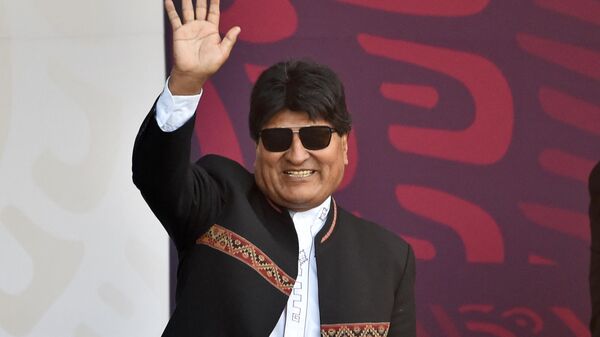 Evo Morales, ex-presidente da Bolívia (2006-2019) cumprimenta as pessoas na Praça Zocalo, Cidade do México, México, 16 de setembro de 2022 - Sputnik Brasil