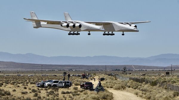 Avião Stratolaunch aterrissa no Porto Aéreo e Espacial de Mojave, em 29 de abril de 2021 - Sputnik Brasil