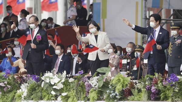 A presidente taiwanesa Tsai Ing-wen, ao centro, o vice-presidente William Lai, à direita, e o presidente do Legislativo, Yu Shyi-kun, comemoram com o público durante as comemorações do Dia Nacional em frente ao prédio presidencial em Taipé, Taiwan, 10 de outubro de 2022 - Sputnik Brasil