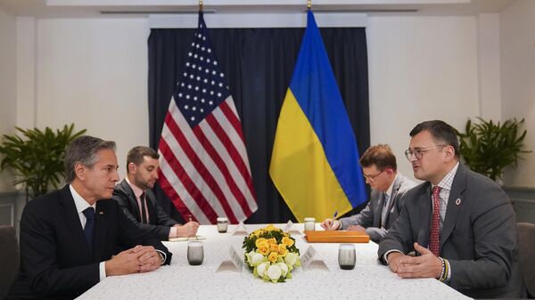 O secretário de Estado dos EUA, Antony Blinken, encontra-se com o ministro das Relações Exteriores da Ucrânia, Dmitry Kuleba, à margem da cúpula da ASEAN realizada no Camboja, 12 de novembro de 2022 - Sputnik Brasil