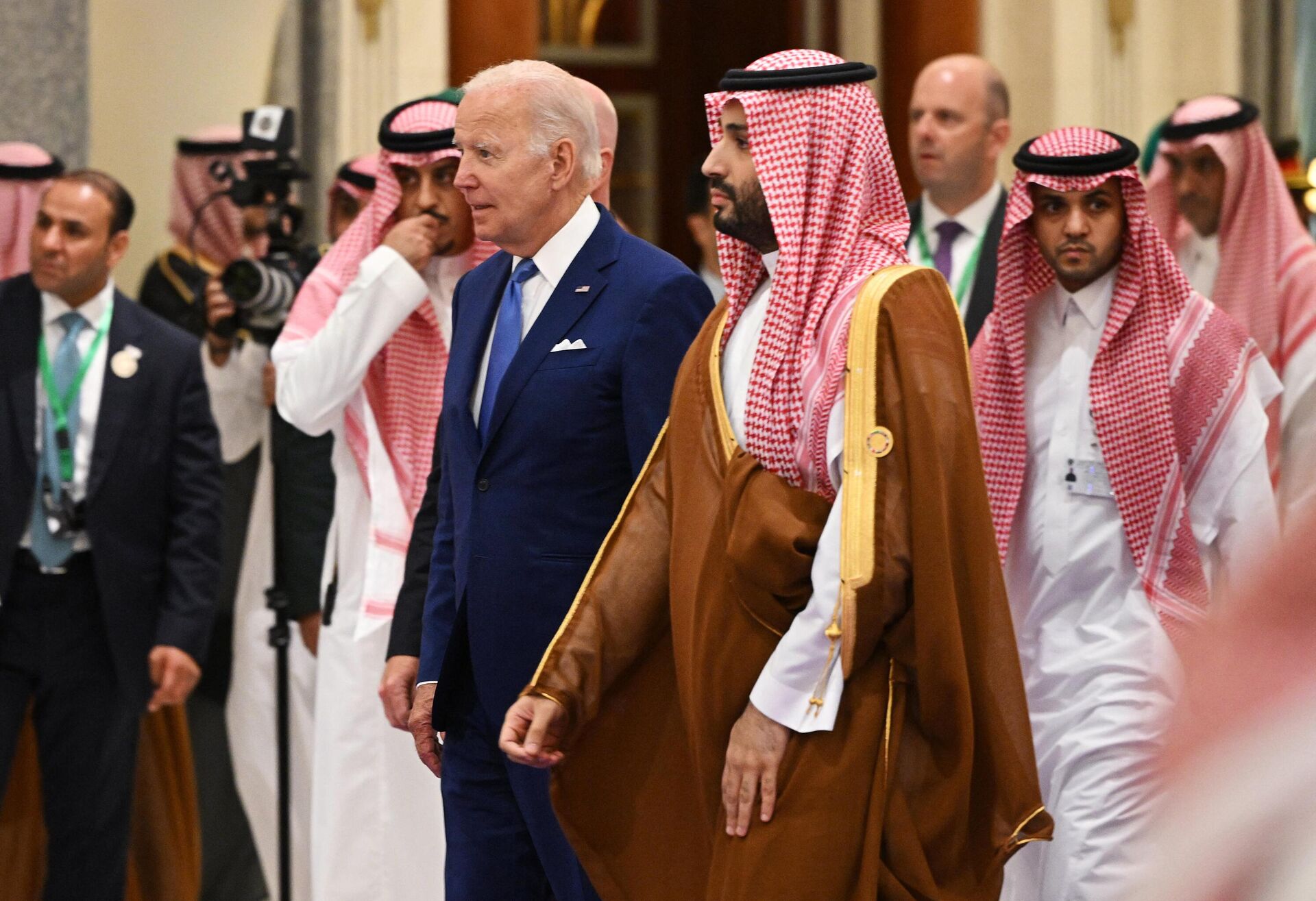 Joe Biden, presidente dos EUA (ao centro, de terno), e Mohammed bin Salman, príncipe herdeiro da Arábia Saudita (ao centro, ao lado de Biden), chegam para foto conjunta durante a Cúpula de Segurança e Desenvolvimento de Jeddah, em hotel na cidade costeira de Jeddah, na Arábia Saudita, em 16 de julho de 2022 - Sputnik Brasil, 1920, 06.12.2022