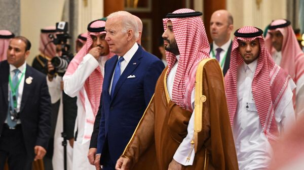 Joe Biden, presidente dos EUA (ao centro, de terno), e Mohammed bin Salman, príncipe herdeiro da Arábia Saudita (ao centro, ao lado de Biden), chegam para foto conjunta durante a Cúpula de Segurança e Desenvolvimento de Jeddah, em hotel na cidade costeira de Jeddah, na Arábia Saudita, em 16 de julho de 2022 - Sputnik Brasil