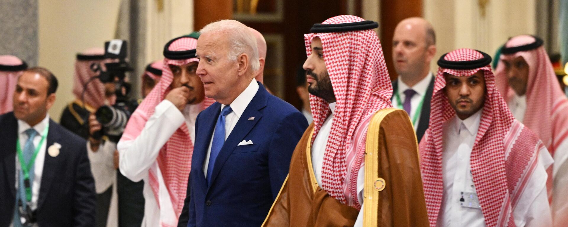 Joe Biden, presidente dos EUA (ao centro, de terno), e Mohammed bin Salman, príncipe herdeiro da Arábia Saudita (ao centro, ao lado de Biden), chegam para foto conjunta durante a Cúpula de Segurança e Desenvolvimento de Jeddah, em hotel na cidade costeira de Jeddah, na Arábia Saudita, em 16 de julho de 2022 - Sputnik Brasil, 1920, 13.11.2022