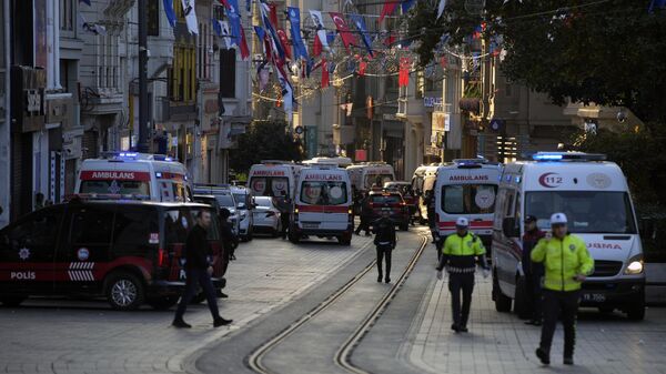 Veículos policiais e ambulâncias estão estacionados no local de uma explosão na popular Avenida Istiklal, em Istambul, Turquia, domingo, 13 de novembro de 2022 - Sputnik Brasil