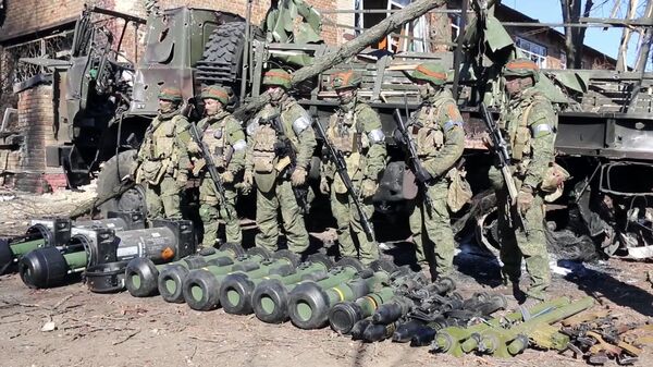 Na imagem divulgada pelo Ministério de Defesa da Rússia, militares russos são retratados com equipamentos militares capturados por tropas russas durante a operação militar especial da Rússia na Ucrânia, perto da vila de Huta-Mezhyhirska, na Ucrânia - Sputnik Brasil