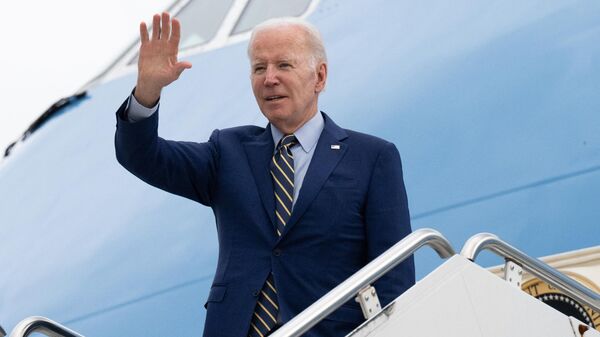 O presidente dos EUA, Joe Biden, embarca no Air Force One antes de sua partida do Aeroporto Internacional de Phnom Penh, no Camboja, 13 de novembro de 2022 - Sputnik Brasil