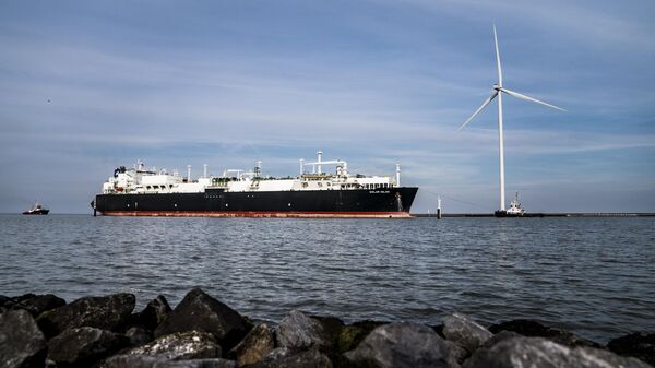 O navio-tanque de gás natural liquefeito (GNL) Golar Igloo chega ao porto de Eemshaven, ao norte de Groningen, Países Baixos, 4 de setembro de 2022 - Sputnik Brasil