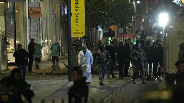 Agentes de segurança da Turquia trabalham na rua Istiklal, em Istambul, após explosão ocorrida em 13 de novembro de 2022 - Sputnik Brasil