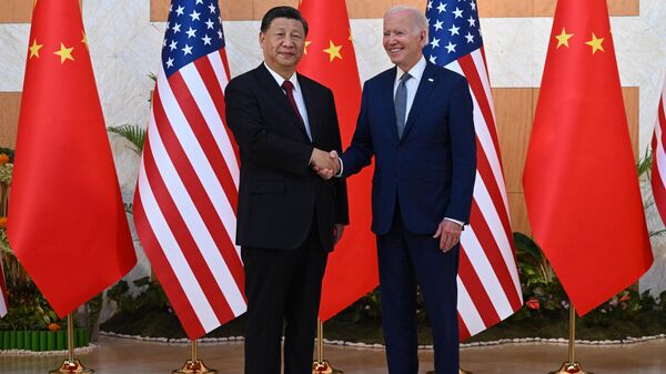 XI Jinping (à esquerda) e Joe Biden (à direita), presidentes da China e dos EUA, respetivamente, se encontram à margem da cúpula do G20 em Bali, Indonésia, 14 de novembro de 2022 - Sputnik Brasil