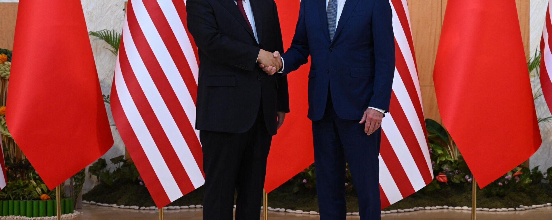 XI Jinping (à esquerda) e Joe Biden (à direita), presidentes da China e dos EUA, respetivamente, se encontram à margem da cúpula do G20 em Bali, Indonésia, 14 de novembro de 2022 - Sputnik Brasil, 1920, 14.11.2022