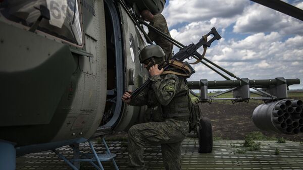 Militar subindo para helicóptero Mi-8MTV em um aeródromo na área da operação militar especial 
 - Sputnik Brasil