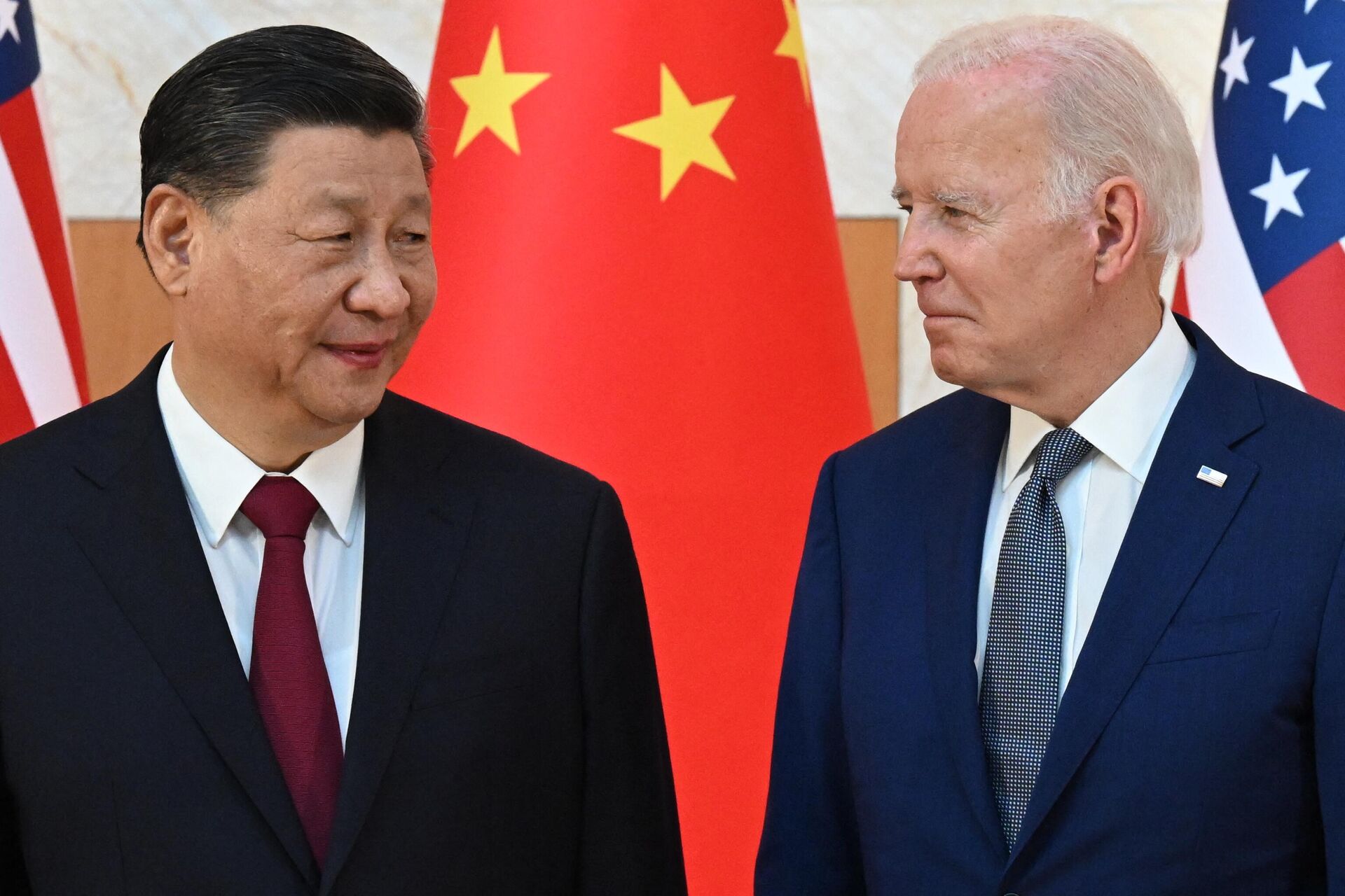O presidente da China, Xi Jinping (à esquerda), e o presidente dos EUA, Joe Biden, se reúnem à margem da cúpula do G20, em Nusa Dua, na ilha indonésia de Bali, em 14 de novembro de 2022 - Sputnik Brasil, 1920, 17.11.2022