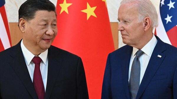 O presidente da China, Xi Jinping (à esquerda), e o presidente dos EUA, Joe Biden, se reúnem à margem da cúpula do G20, em Nusa Dua, na ilha indonésia de Bali, em 14 de novembro de 2022 - Sputnik Brasil