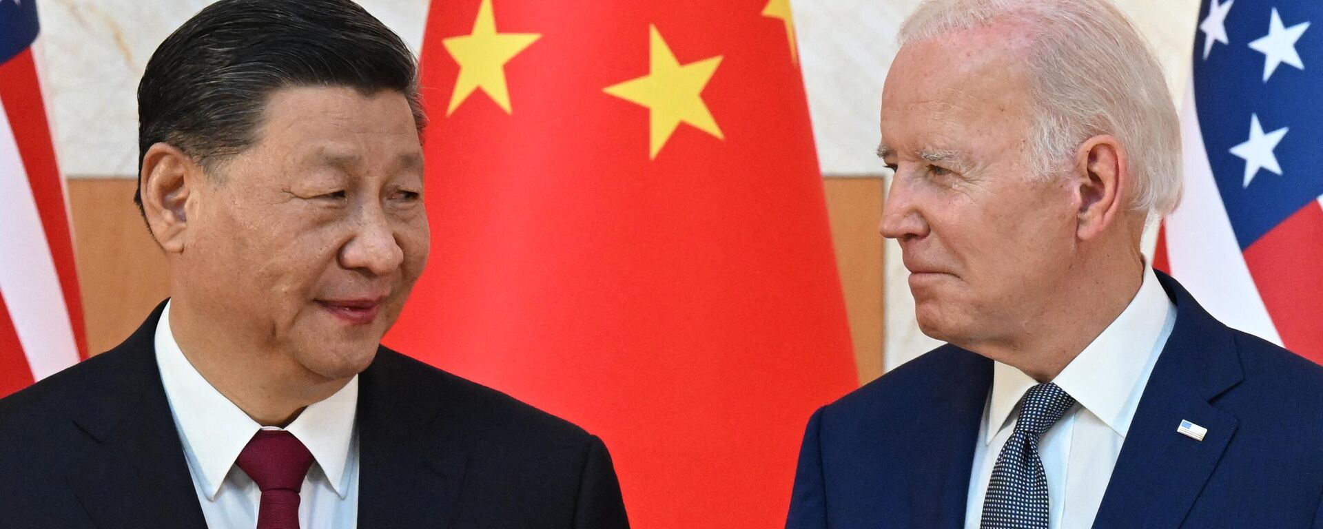 O presidente da China, Xi Jinping (à esquerda), e o presidente dos EUA, Joe Biden, se reúnem à margem da cúpula do G20, em Nusa Dua, na ilha indonésia de Bali, em 14 de novembro de 2022 - Sputnik Brasil, 1920, 14.11.2022
