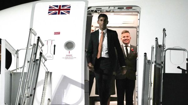 O primeiro-ministro britânico Rishi Sunak desembarca de um avião ao chegar ao Aeroporto Internacional Ngurah Rai antes da Cúpula do G20 em Bali, Indonésia, 14 de novembro de 2022 - Sputnik Brasil