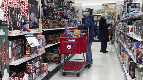 Pessoas compram em loja da rede Target, em Nova Jersey, nos EUA, em 22 de novembro de 2021 - Sputnik Brasil