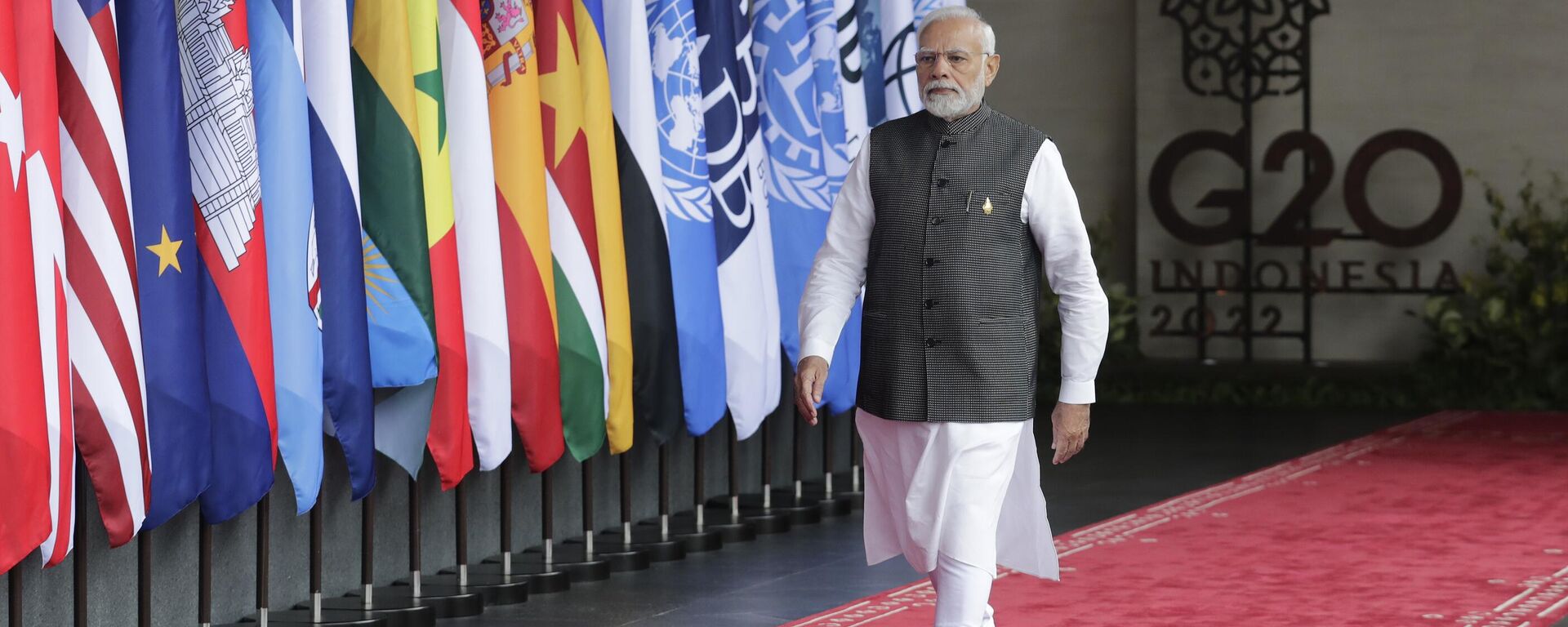 O primeiro-ministro indiano Narendra Modi chega à cúpula do G20 em Nusa Dua, Bali, Indonésia, 15 de novembro de 2022 - Sputnik Brasil, 1920, 15.11.2022
