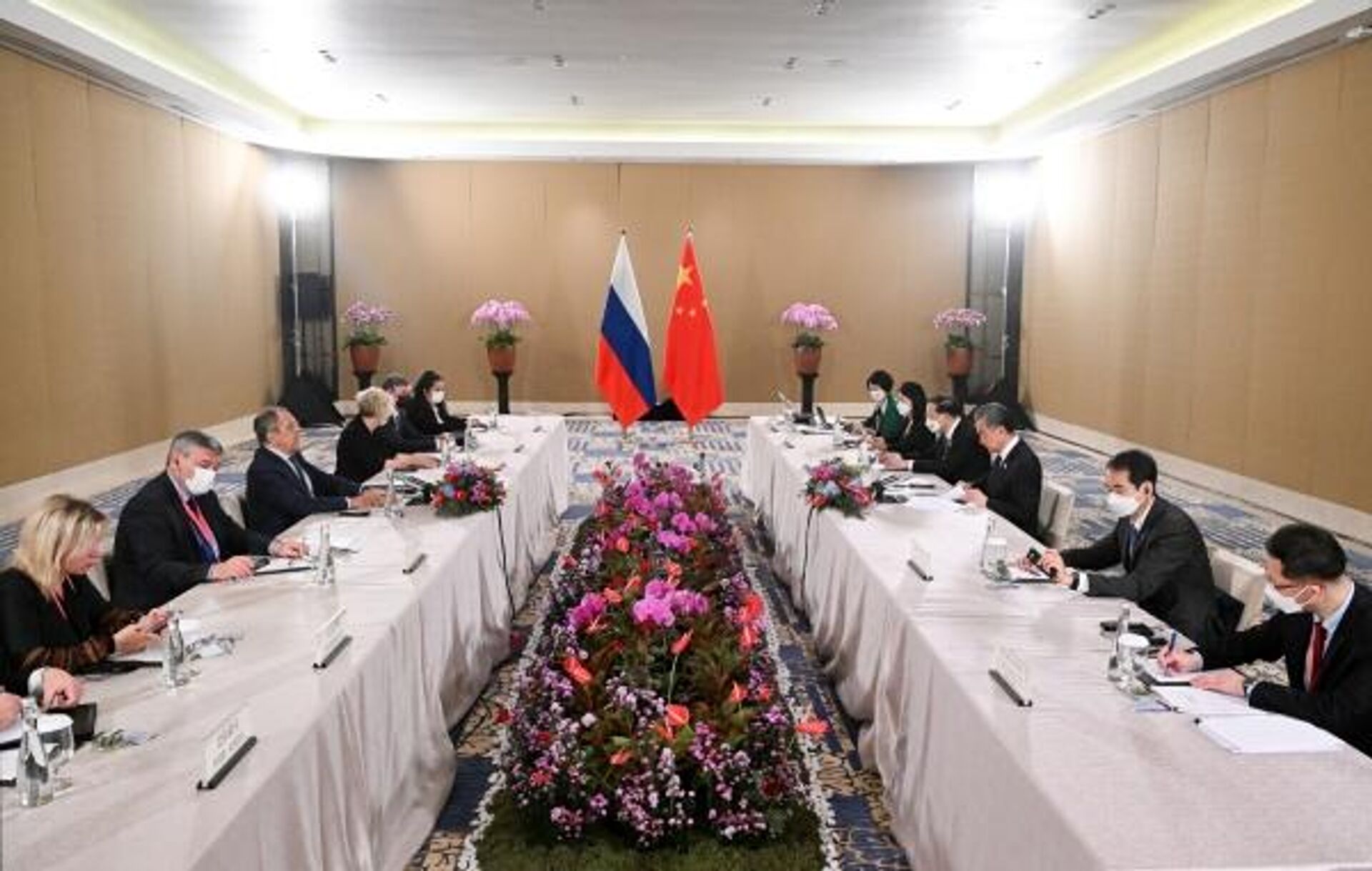 O ministro das Relações Exteriores da Rússia, Sergei Lavrov (à esquerda, o terceiro de baixo para cima), e o conselheiro de Estado e ministro das Relações Exteriores da China, Wang Yi (à direita, o terceiro de baixo para cima), participam de uma reunião à margem da cúpula dos líderes do G20, em Bali, na Indonésia, em 15 de novembro de 2022 - Sputnik Brasil, 1920, 17.11.2022